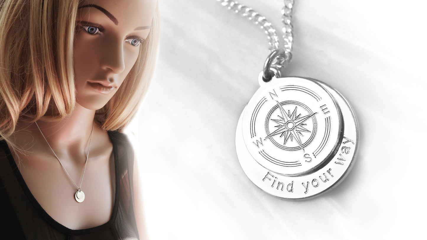 Links: eine Frau trägt eine Kompasskette, rechts: der Kompassanhänger als Nahaufnahme.