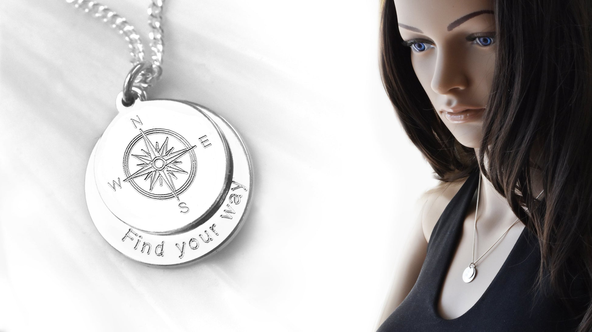 Kompass Kette mit Gravur und eine Frau, die diese Kette trägt.