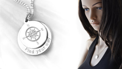 Kompass Kette mit Gravur und eine Frau, die diese Kette trägt.