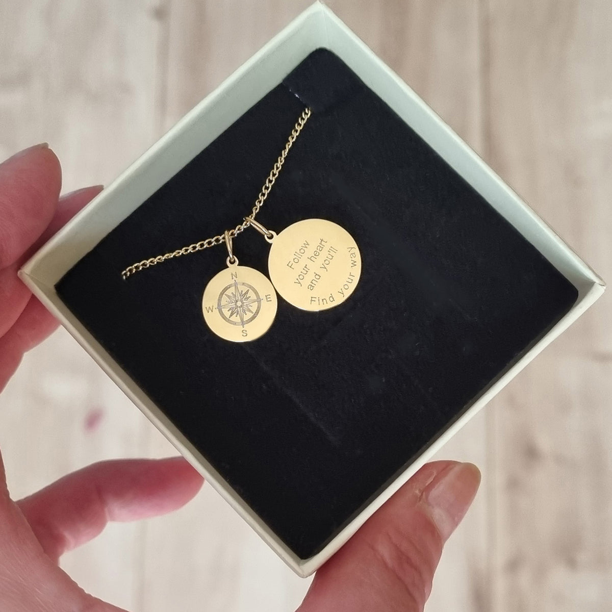 Kompass Kette mit zwei Anhängern und individueller Gravur in Geschenkbox