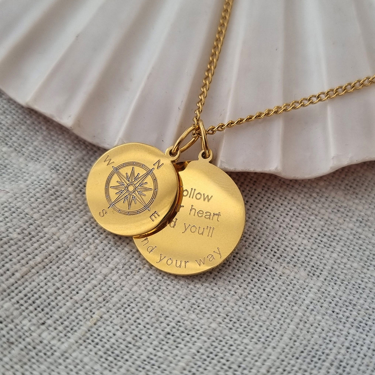 Kompass Kette in Gold mit zwei separat befestigten Anhängern mit Gravur