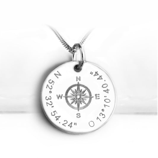 Kompass  Kette mit Gravur – in der Mitte der Kompass und um ihn herum Ihr persönlicher Text, sei es in Form von Koordinaten oder einem kurzen Spruch.