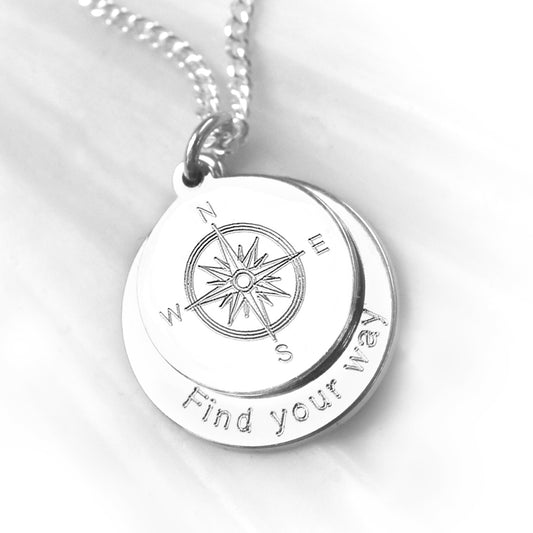 Kompass Kette Silber Damen - eine schöne Halskette mit Doppelanhänger aus 925er Silber mit Gravur. Auf dem kleineren Anhänger wurde ein Kompass graviert, auf dem größeren ein individueller Text. 