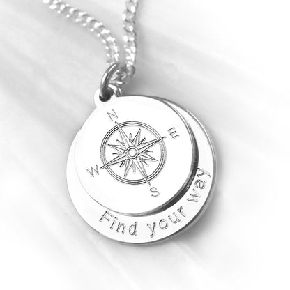 Kompass Kette Silber Damen - eine schöne Halskette mit Doppelanhänger aus 925er Silber mit Gravur. Auf dem kleineren Anhänger wurde ein Kompass graviert, auf dem größeren ein individueller Text. 