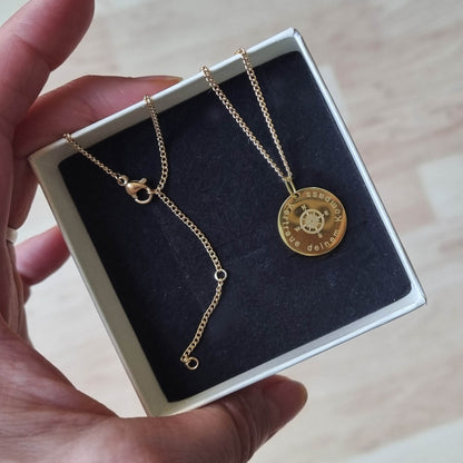 Personalisierte Kompass Halskette in Geschenkbox. Zusätzliche Ösen bei 40 cm & 42 cm.