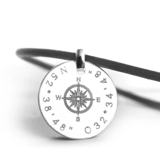 GPS Koordinaten Anhänger Kette mit Kompass und individueller Gravur - Lederbandkette - Latigga