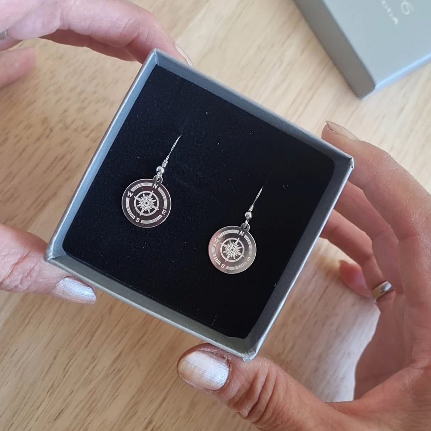 Kompass Ohrringe in einer Geschenkbox