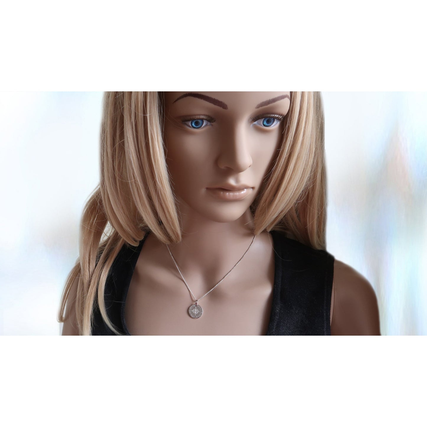 Silberkette mit Kompass Anhänger, getragen von einer Frau.