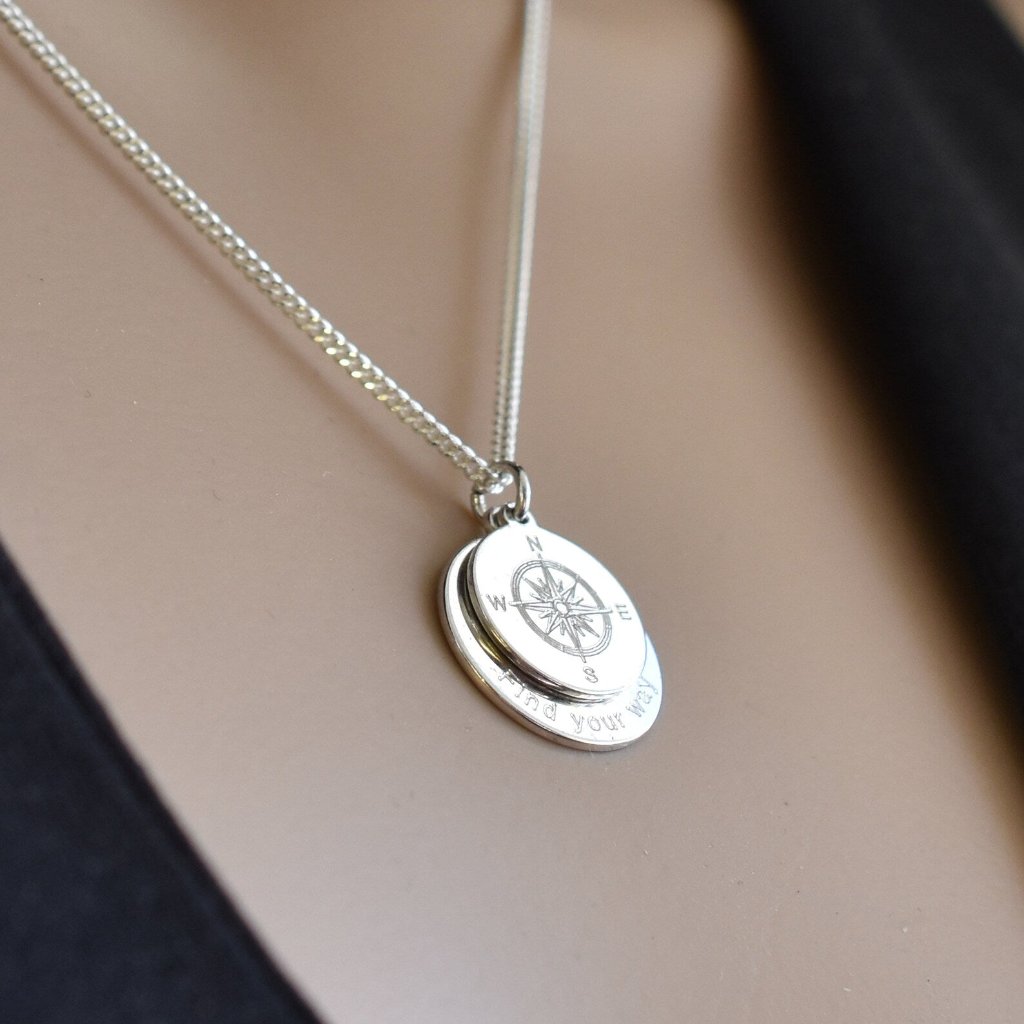 Kompasskette am Hals - Nahaufnahme 