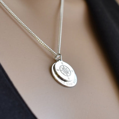 Kompasskette am Hals - Nahaufnahme 
