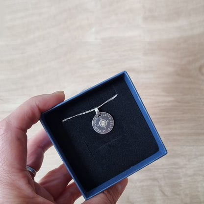 Silberkette mit Kompass-Anhänger in Geschenkbox.