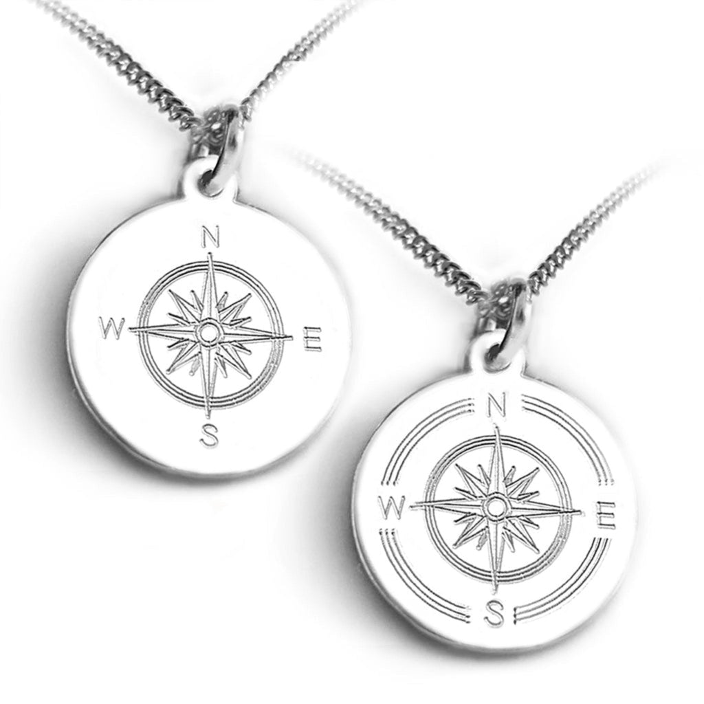 Zwei Silberketten mit Kompassmotiv. 