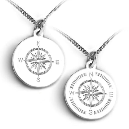 Zwei Silberketten mit Kompassmotiv. 