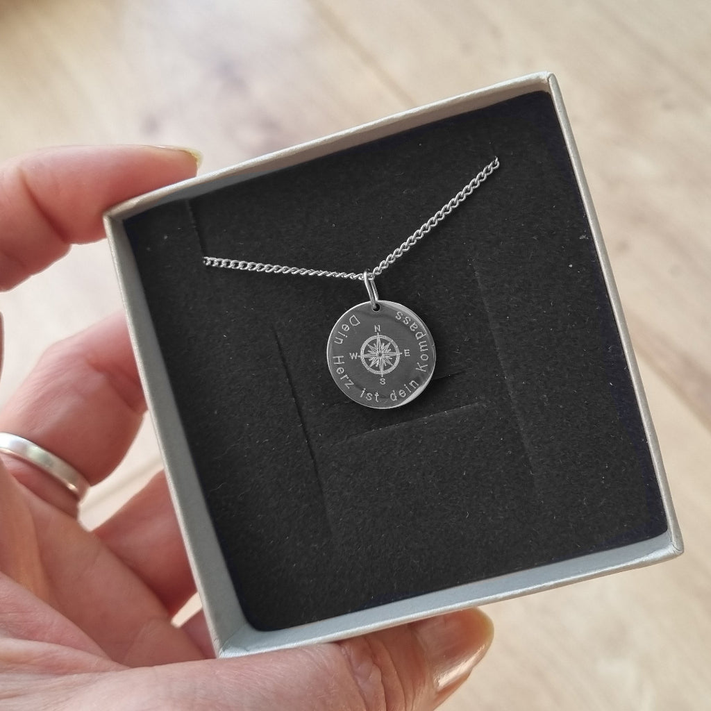 Halskette mit Kompassmotiv in einer Geschenkbox