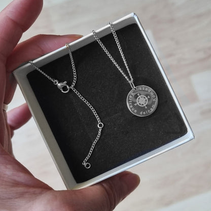 Halskette aus Edelstahl mit Kompassmotiv und  Gravur in einer Geschenkbox