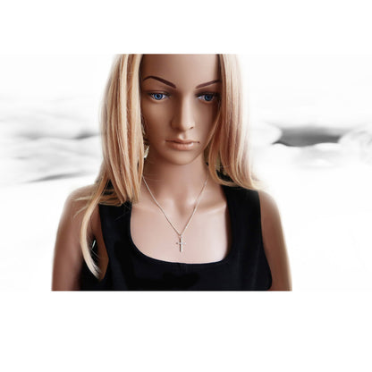 Schlichte Silberkette mit Kreuzanhänger, getragen von einer Frau.