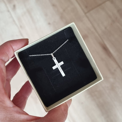Kreuzkette aus 925 Silber in einer Geschenkbox