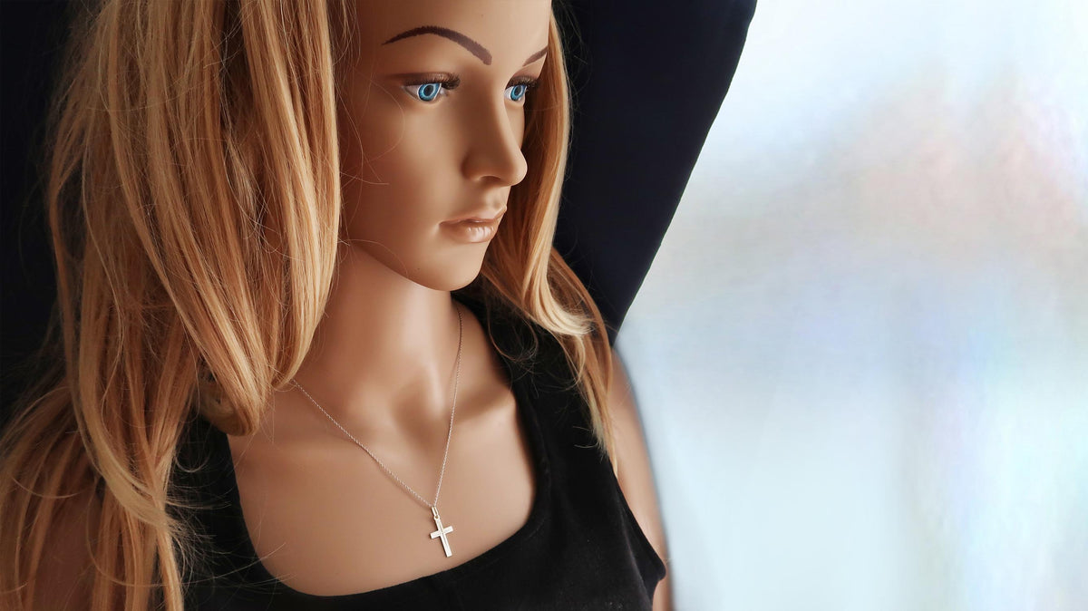 Feine Kreuzkette aus 925 Silber an einer jungen Frau