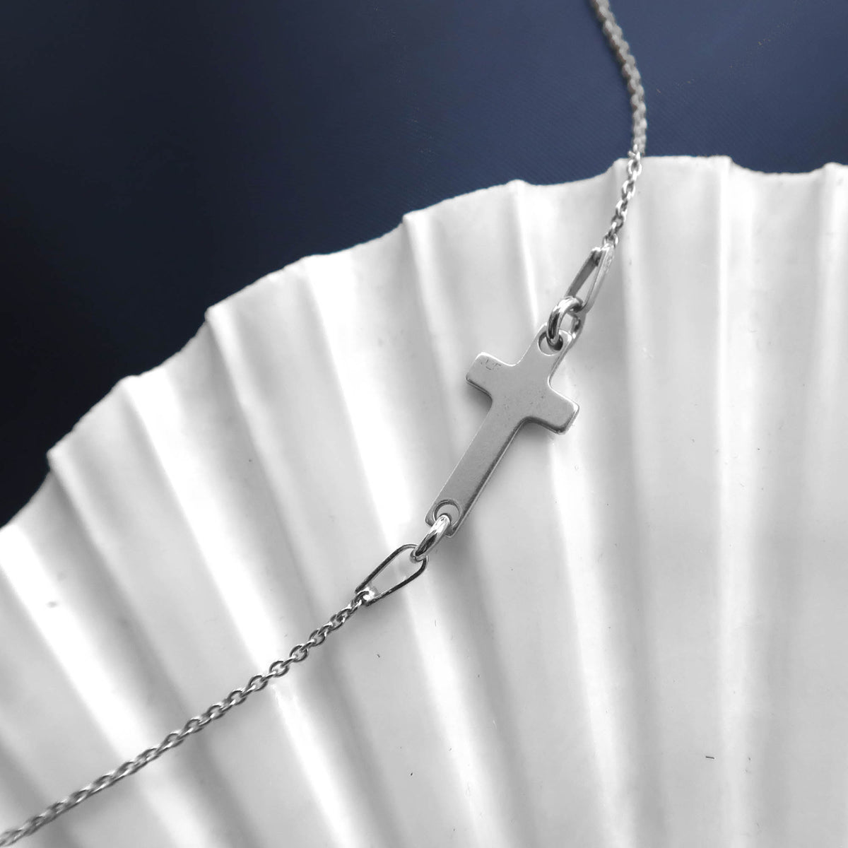 Filigrane Halskette aus 925 Silber mit kleinem Kreuz