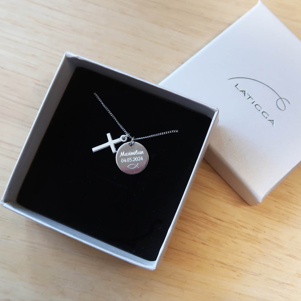Kleiner Kreuzanhänger mit Gravurplatte und Silberkette in einer Geschenkbox