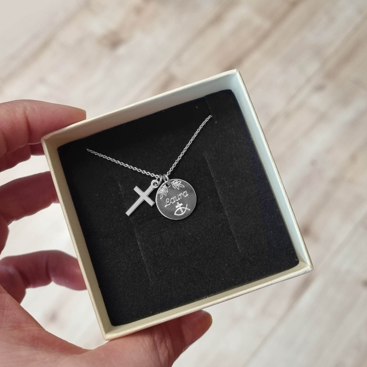 Kreuzkette komplett: Gravurplatte und Kreuz in einer Geschenkbox. 
