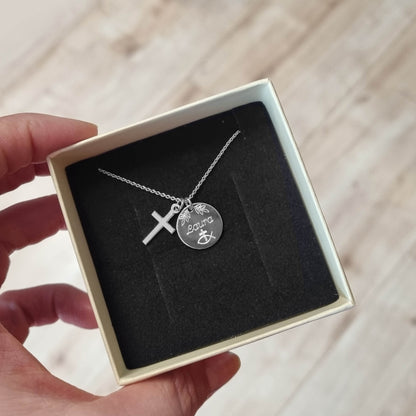 Kreuzkette komplett: Gravurplatte und Kreuz in einer Geschenkbox. 