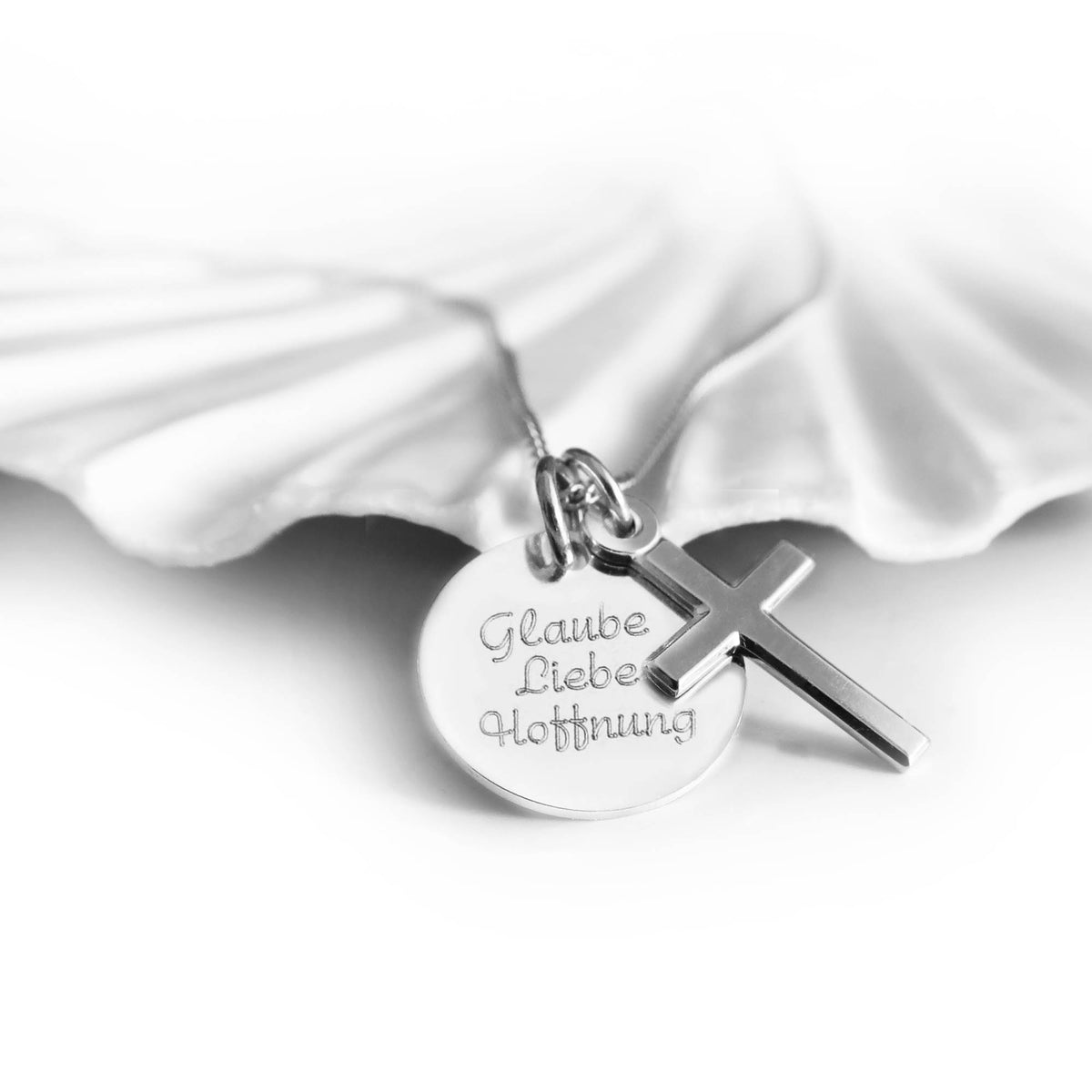 Kleiner Kreuzanhänger aus 925 Silber mit Gravurplatte und christlichem Spruch