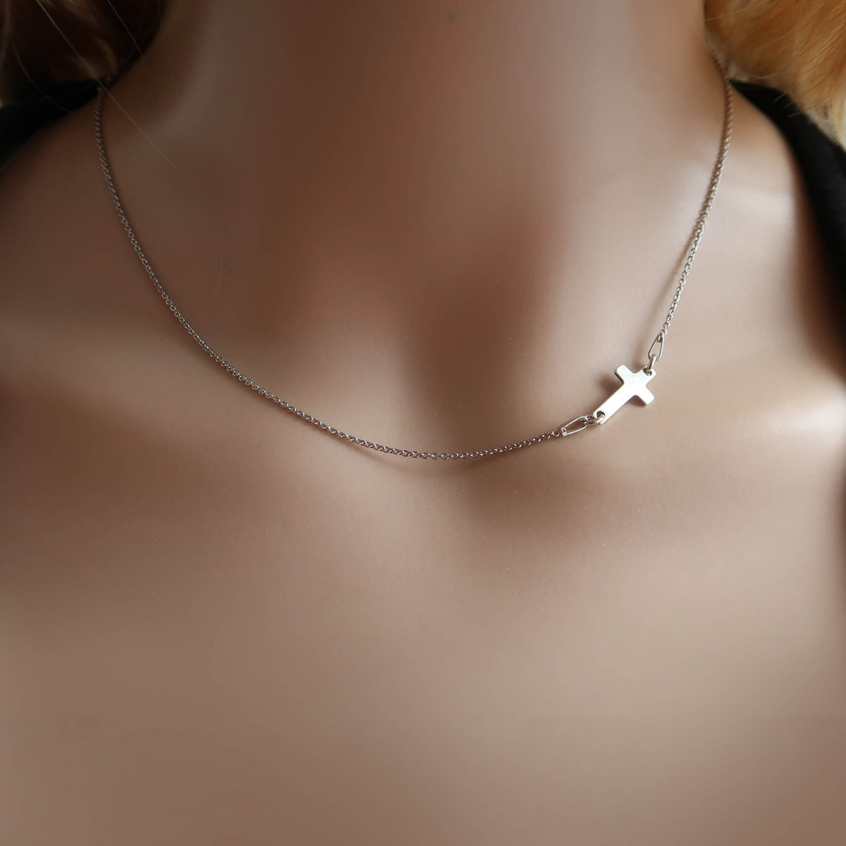Filigrane Kreuzkette aus 925 Silber mit seitlichem Kreuz