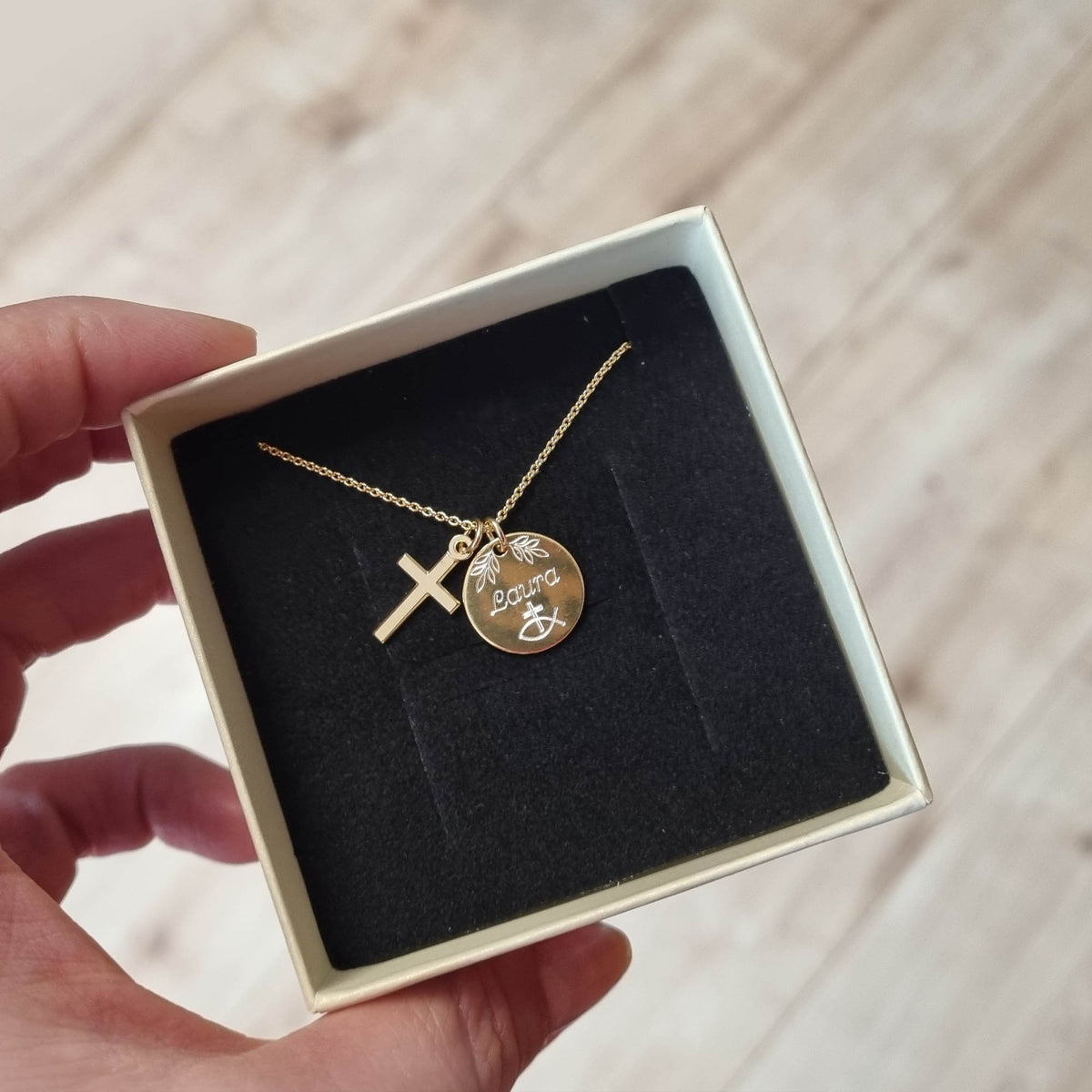 Personalisierte vergoldete Kreuzkette mit dekorativer Gravurplatte in einer Geschenkbox