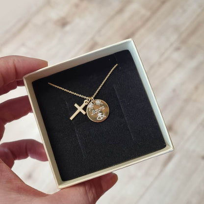 Personalisierte vergoldete Kreuzkette mit dekorativer Gravurplatte in einer Geschenkbox