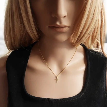 Modell trägt die Kette mit Kreuzanhänger