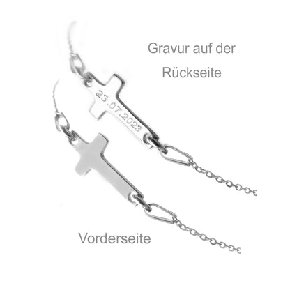 Vorder- und Rückseite des Kreuzes sowie ein Beispiel für die Gravur.