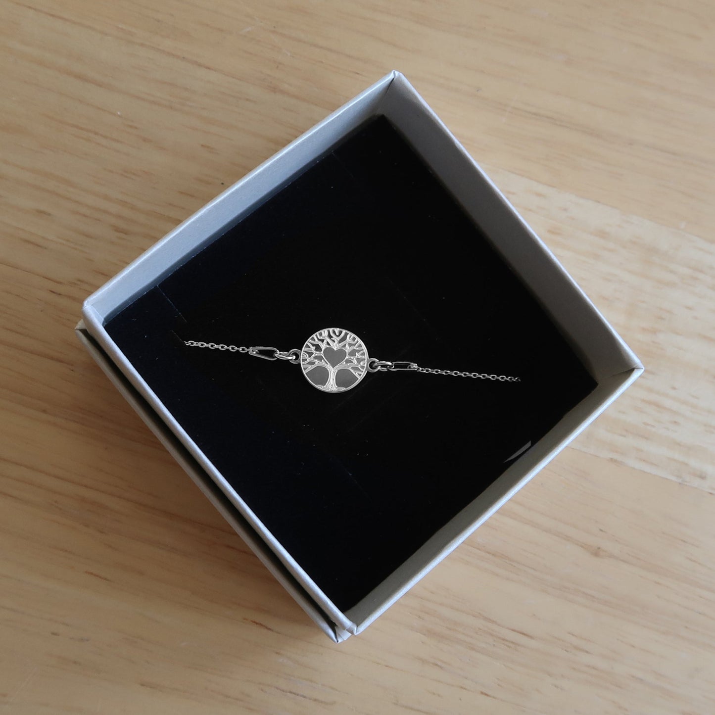 Kettenarmband mit Lebensbaummotiv in einer Geschenkbox
