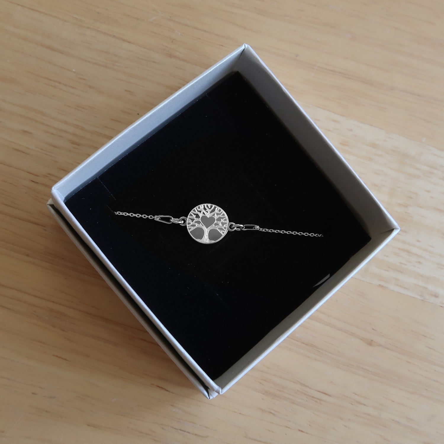 Kettenarmband mit Lebensbaummotiv in einer Geschenkbox