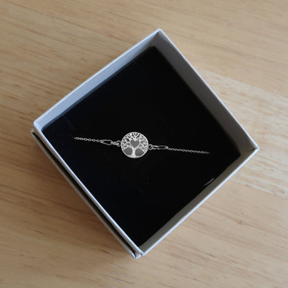 Kettenarmband mit Lebensbaummotiv in einer Geschenkbox