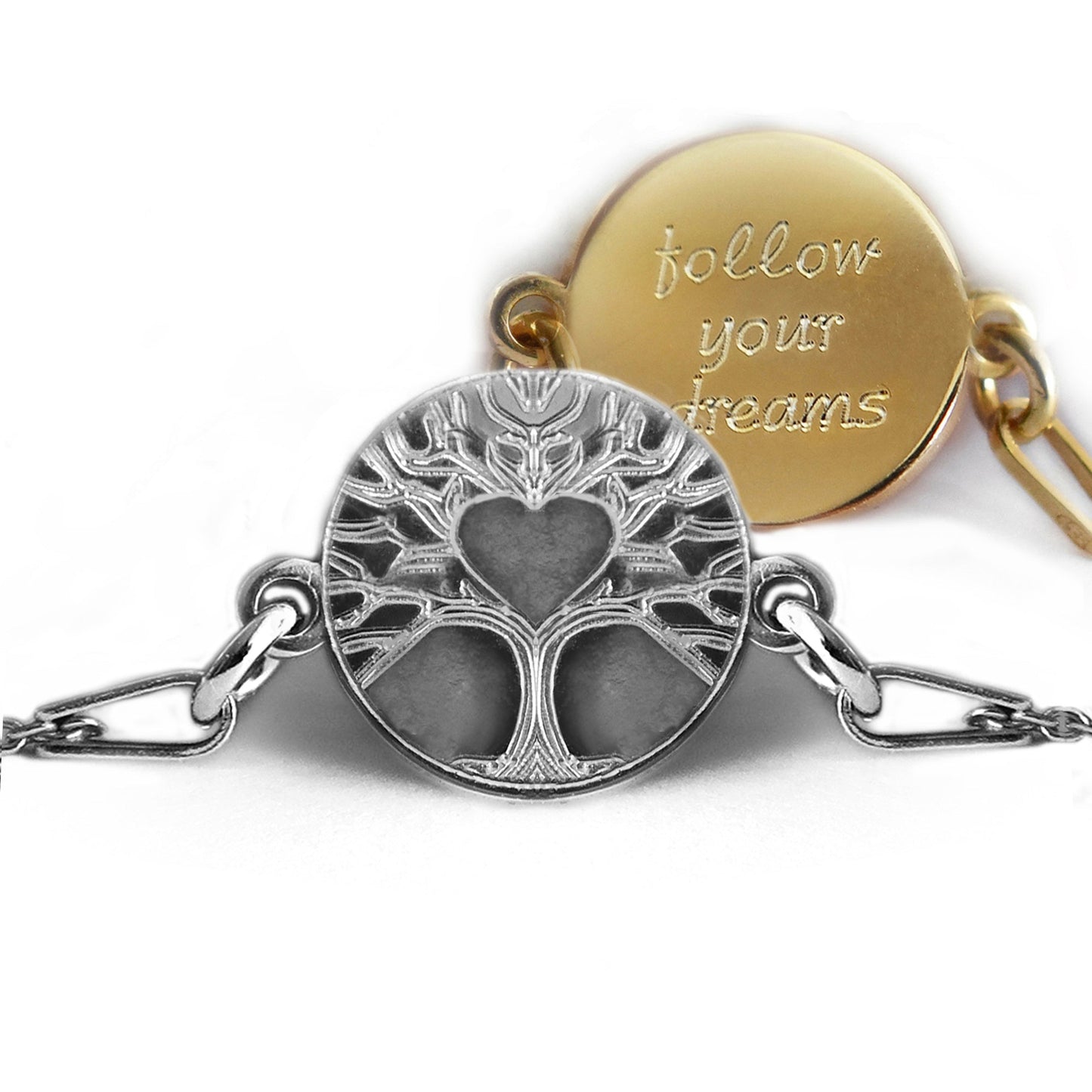 Zwei Varianten auf dem Foto: Silberarmband mit Lebensbaum- und Herz-Motiv und vergoldete Version mit Beispielgravur auf der Rückseite