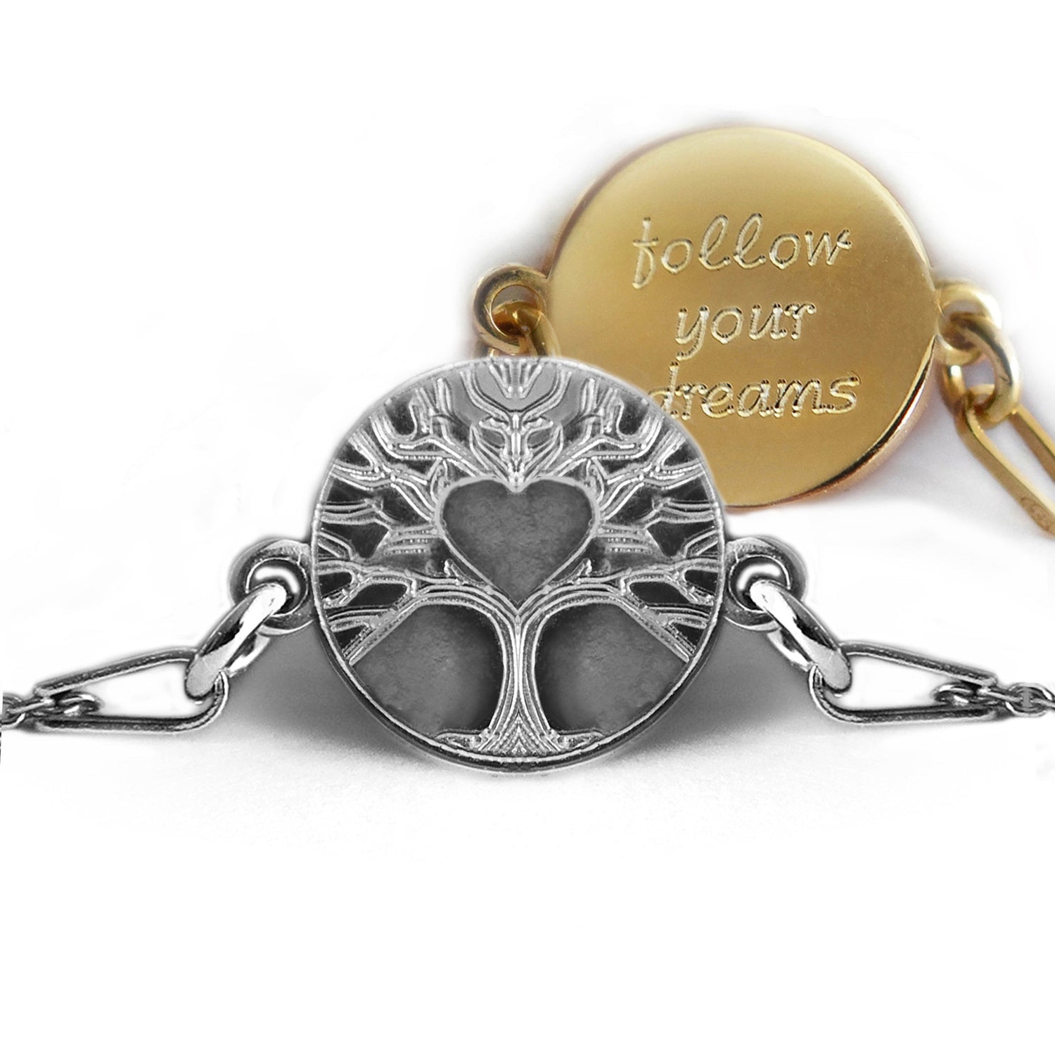 Zwei Varianten auf dem Foto: Silberarmband mit Lebensbaum- und Herz-Motiv und vergoldete Version mit Beispielgravur auf der Rückseite