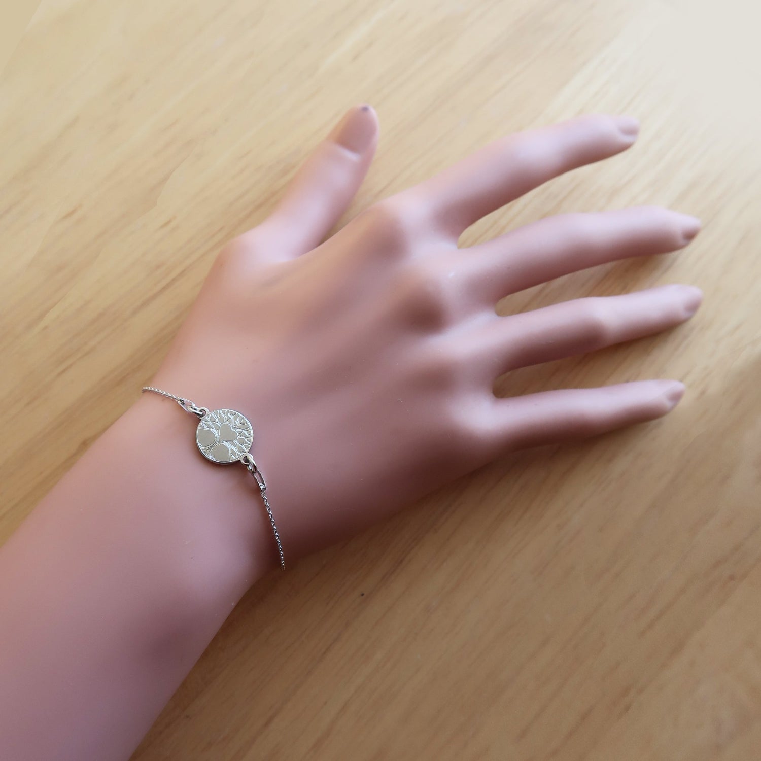 Kettenarmband mit Lebensbaummotiv, getragen an der Hand