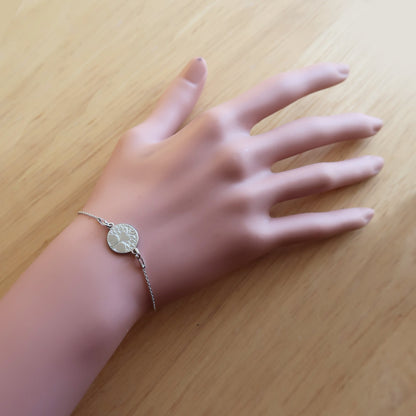 Kettenarmband mit Lebensbaummotiv, getragen an der Hand