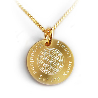 Vergoldete Halskette mit rundem Lebensblume Anhänger und Kindernamen.