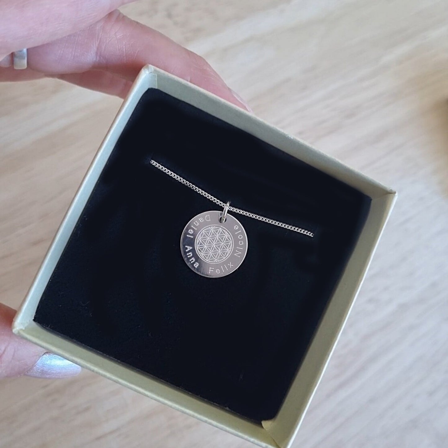 Halskette mit Lebensblumen-Anhänger in einer Geschenkbox