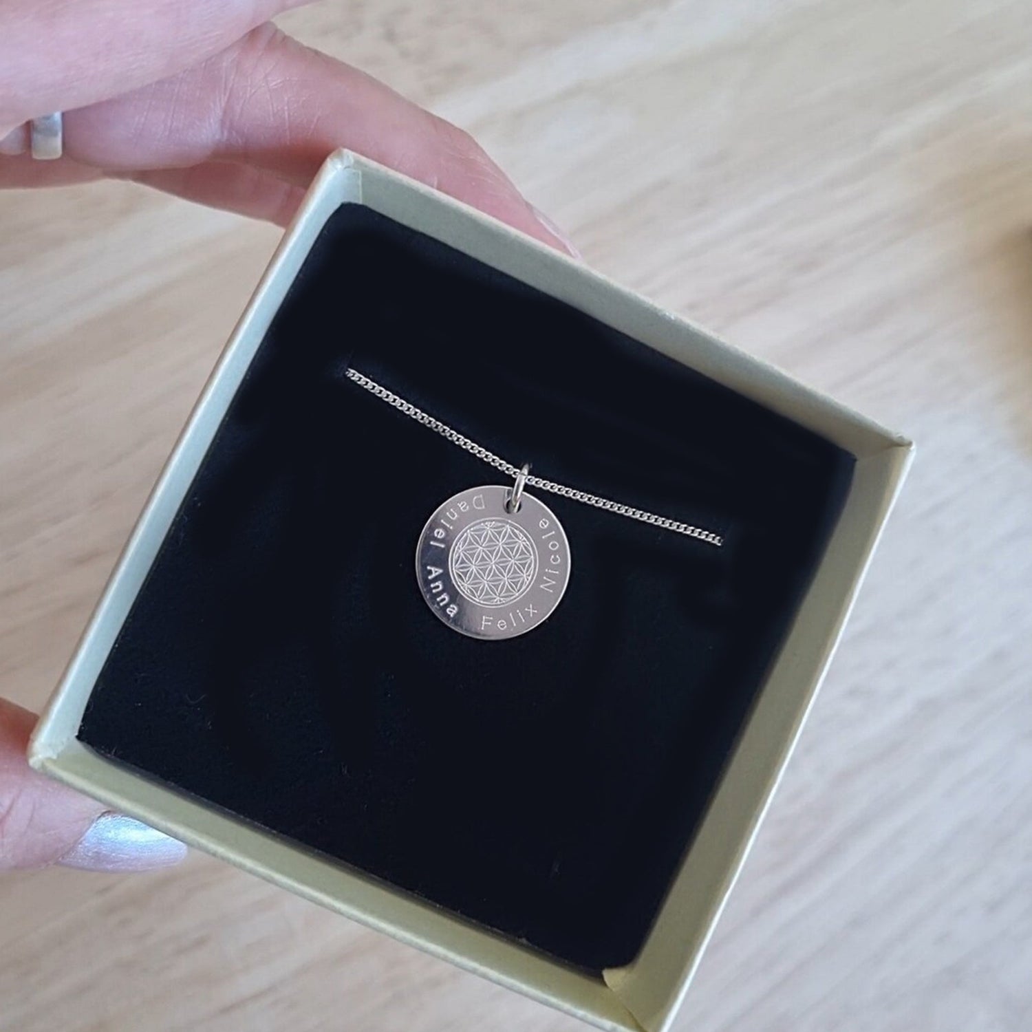 Halskette mit Lebensblumen-Anhänger in einer Geschenkbox