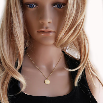 Frau trägt vergoldete Halskette mit Blume des Lebens Anhänger in der Mitte und Gravur der Kindernamen rundherum