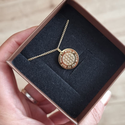 Lebensblume Kette aus Edelstahl mit Gravur in einer kleinen Geschenkbox