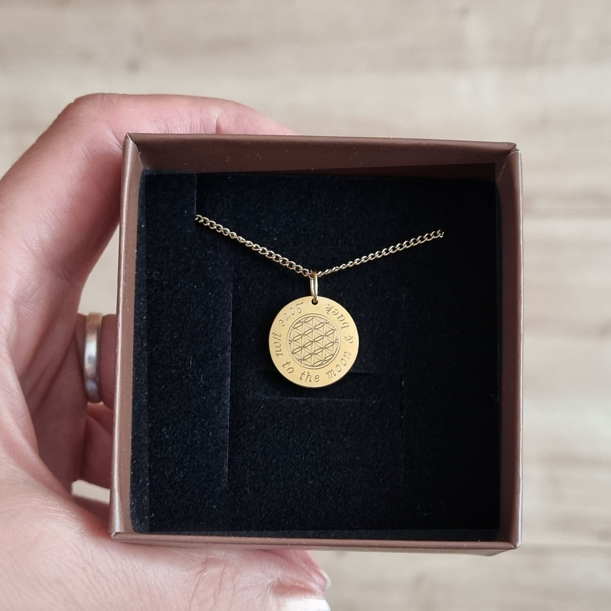 Blume des Lebens mit feiner Ton-in-Ton-Gravur in einer Geschenkbox