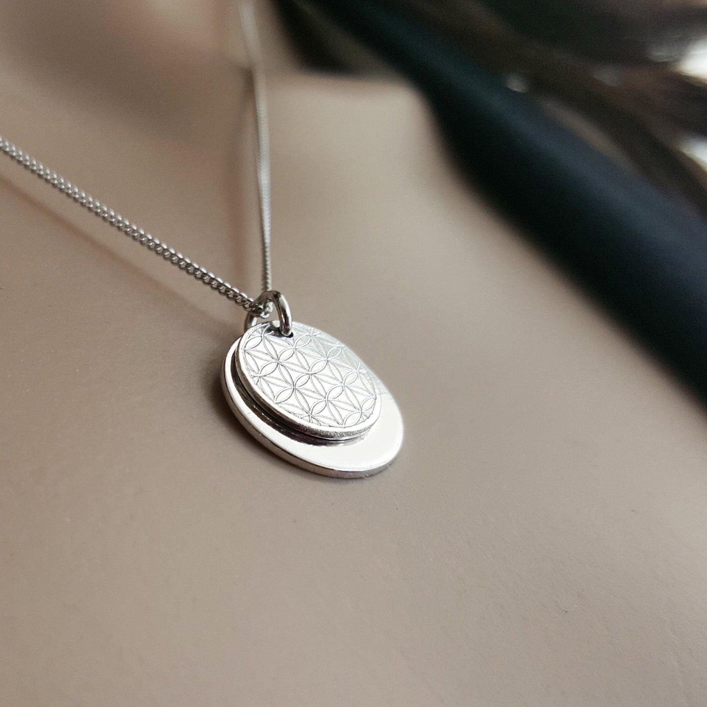 Eine Frau trägt Lebensblumen Kette - Zoom