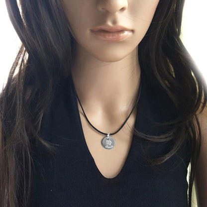 Lederbandkette mit rundem Anhänger, Sternzeichen und Name, getragen von einer Frau