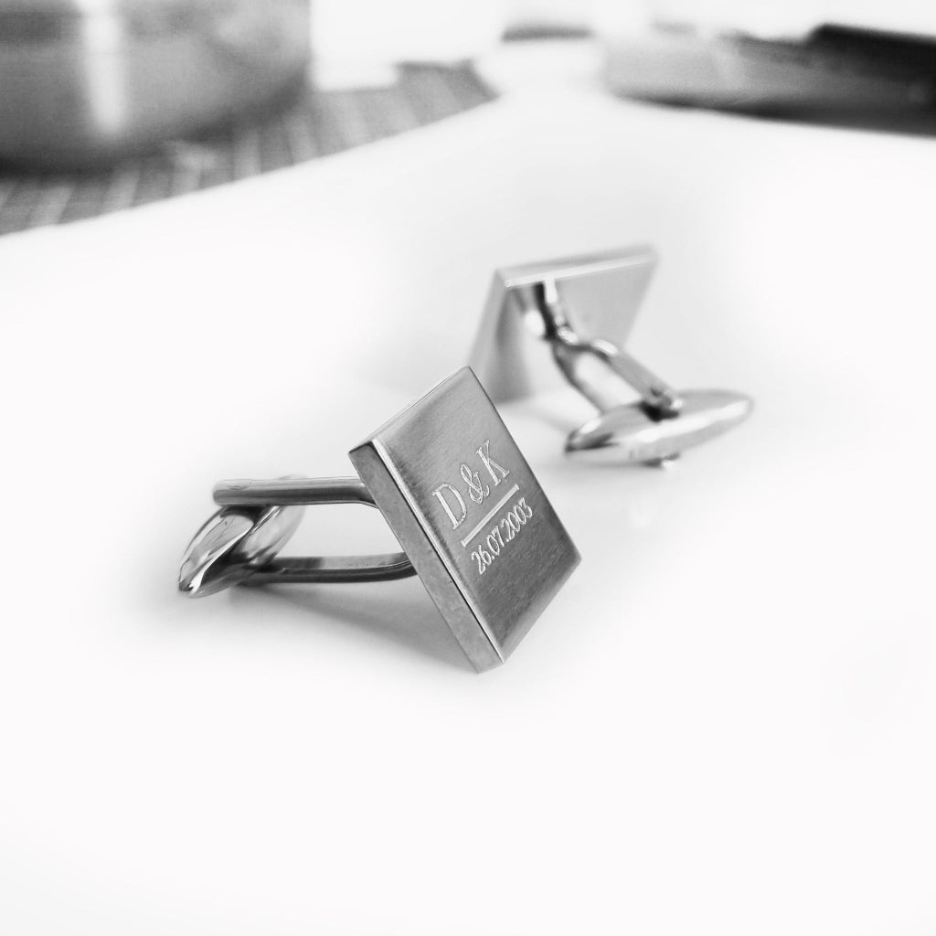 Gravierte Manschettenknöpfemit Initialen und Datum – seitliche Ansicht