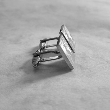 Manschettenknöpfe mit Weltmotiv  in der seitlichen Ansicht