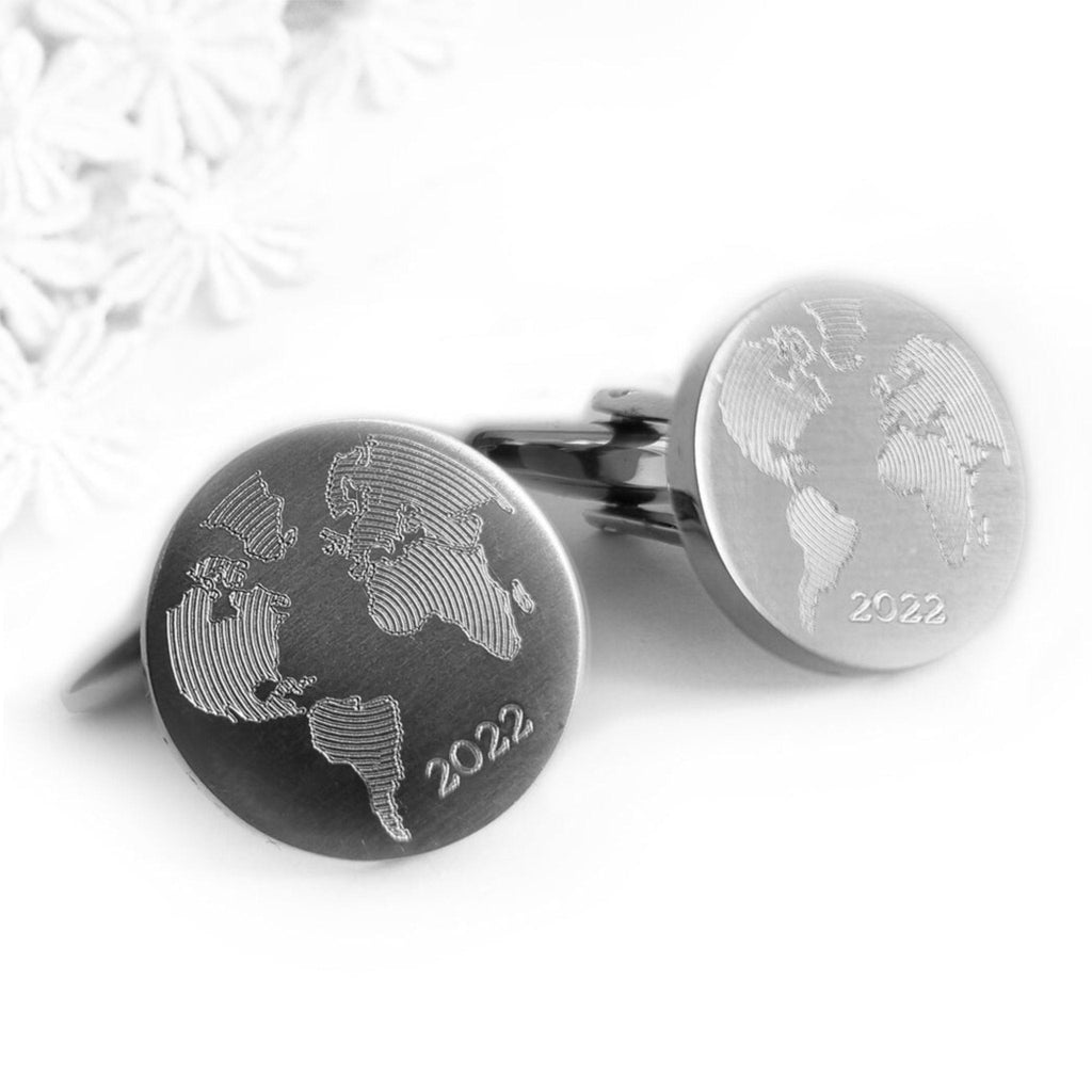 Runde Manschettenknöpfe mit Weltkarten-Motiv und individueller Gravur